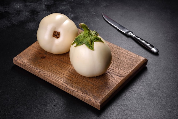 Verse witte aubergine gescheurd uit de tuin bij het huis