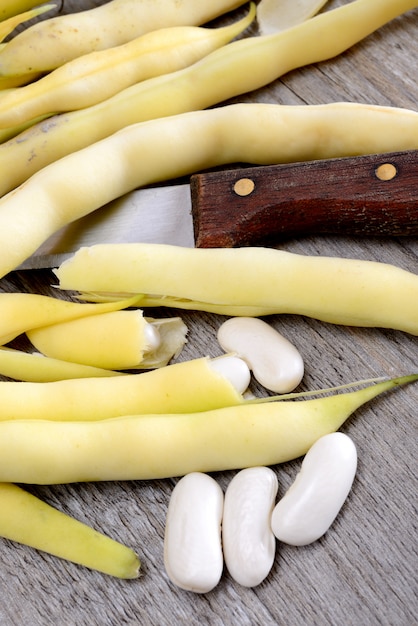 Verse witte bonen op houten tafel