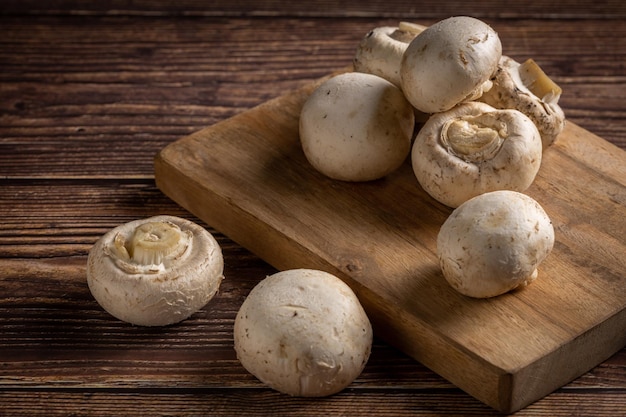 Foto verse witte champignons op tafel