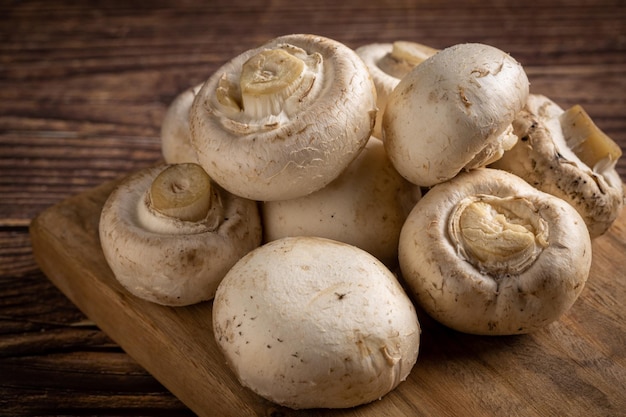 Foto verse witte champignons op tafel