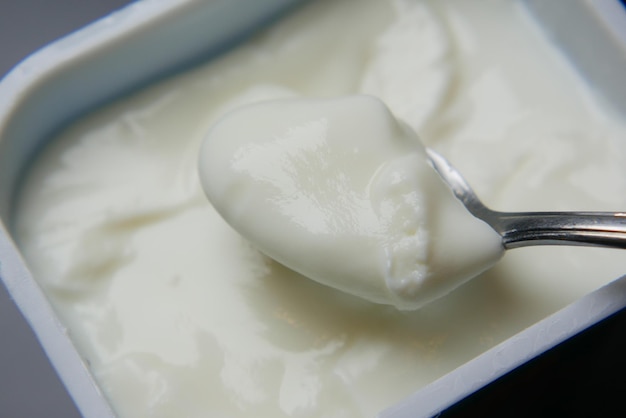 Verse yoghurt in een kom op tafel
