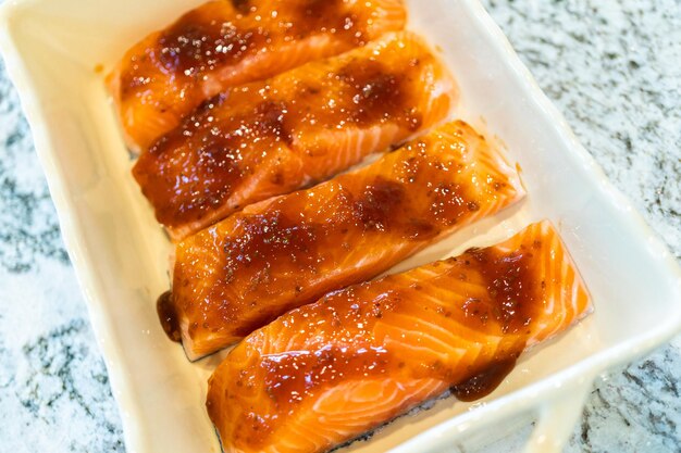 Verse zalm bakken met teriyaki in een keramische schotel