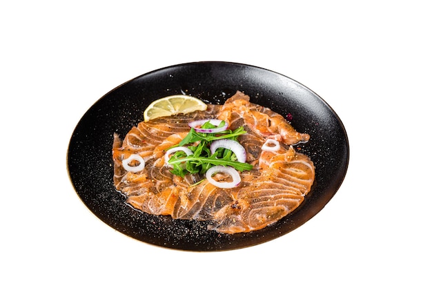 Verse zalm carpaccio met ui en arugula op een bord geïsoleerd op witte achtergrond