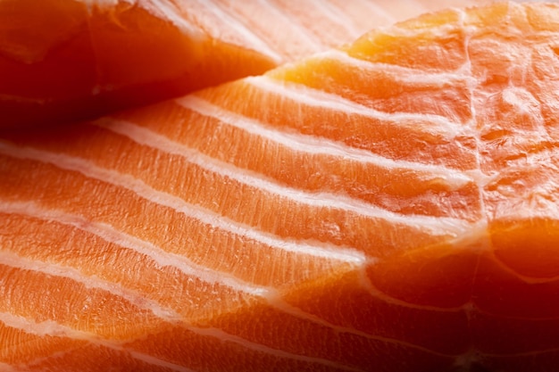 Foto verse zalm in stukjes gesneden en klaar om te koken vis snijden