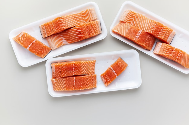 Verse zalm, in stukjes gesneden en klaar om te koken.