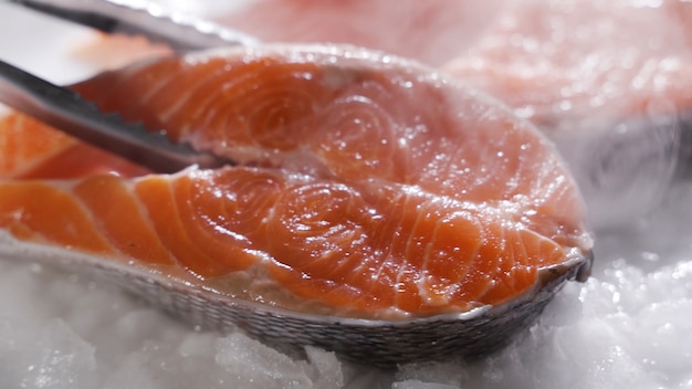 Verse zalm ligt in de koelkast