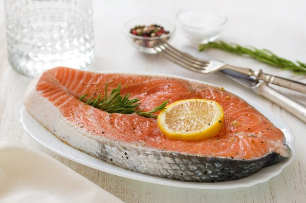 Verse zalm met citroen op schotel