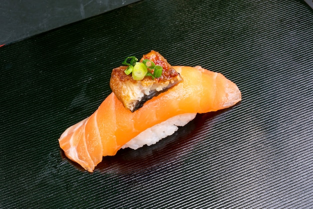 verse zalm met paling sushi