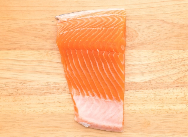 verse zalm op een houten bord