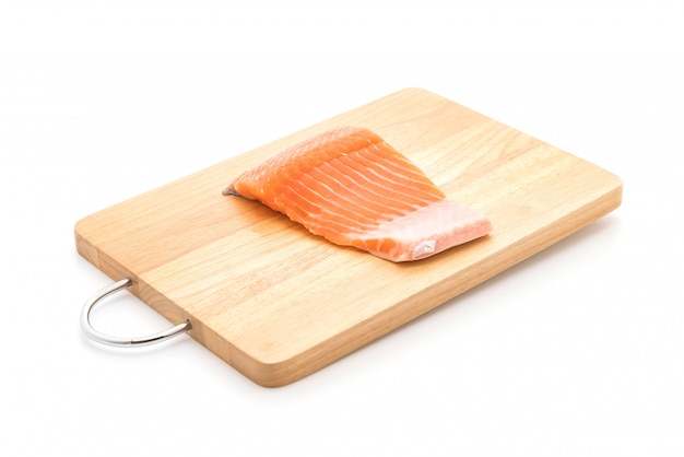 verse zalm op een houten bord