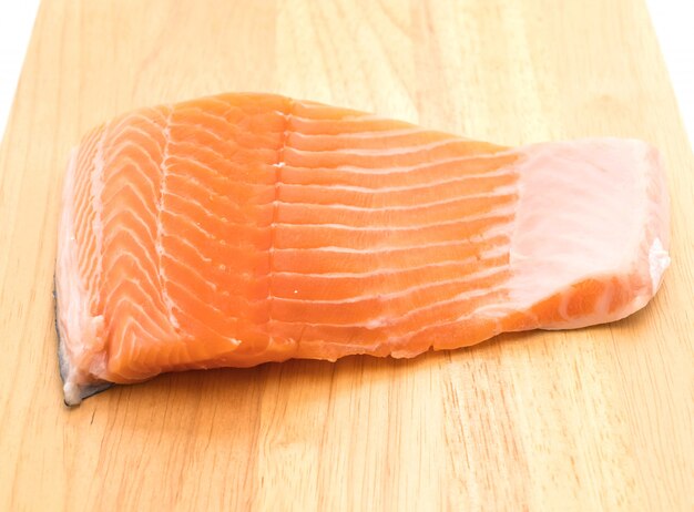 verse zalm op een houten bord