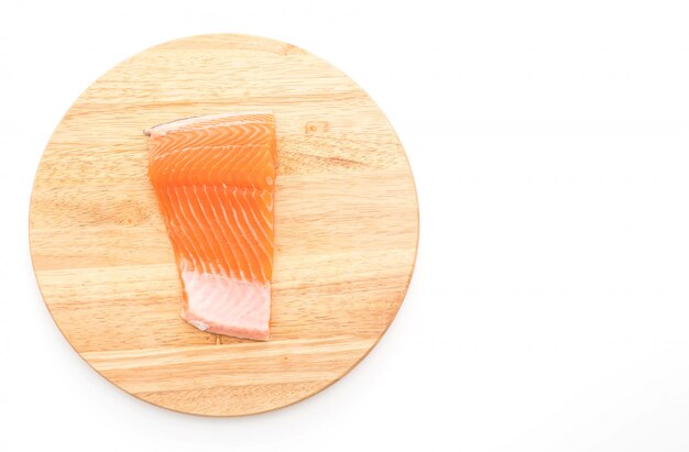 verse zalm op een houten bord