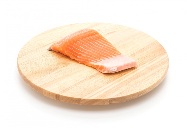 verse zalm op een houten bord