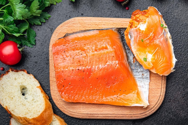 Verse zalm plak licht gezouten vis zeevruchten dieet gezonde maaltijd voedsel dieet snack op tafel