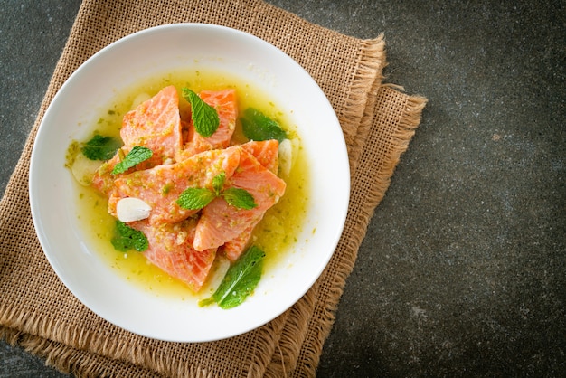 Verse zalm rauw met pittige zeevruchtensaladesaus