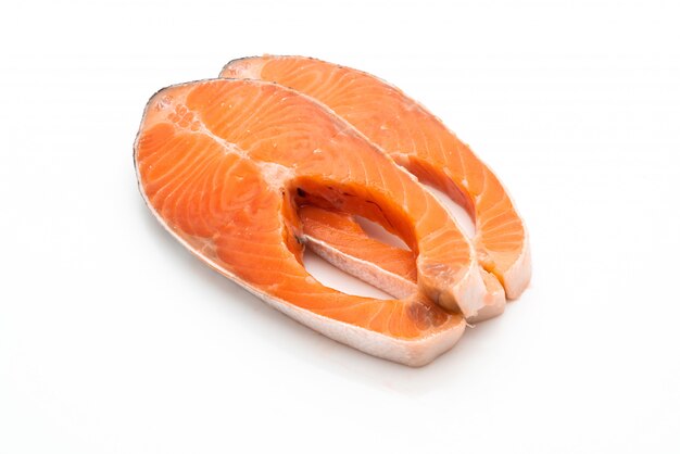 verse zalm rauw op witte achtergrond