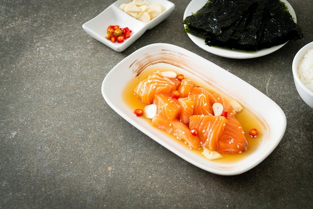 Verse zalm rauwe gemarineerde shoyu of zalm gepekelde sojasaus - asian food style