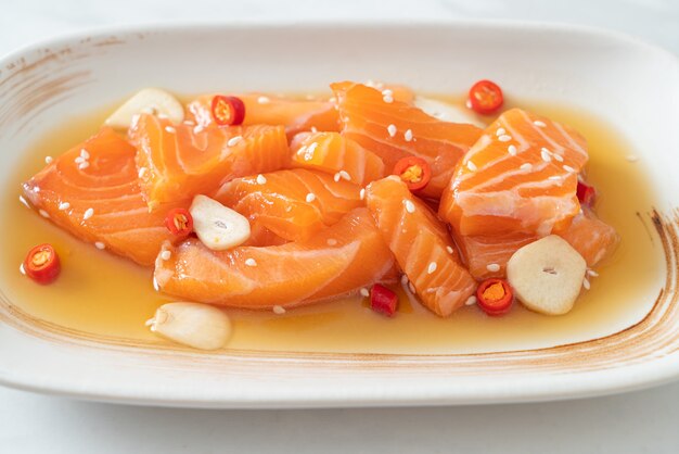 verse zalm rauwe gemarineerde shoyu of zalm ingelegde sojasaus - Asian food style