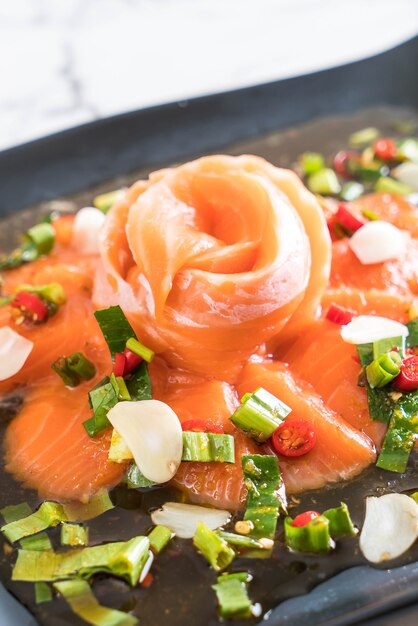 verse zalm rauwe pittige salade