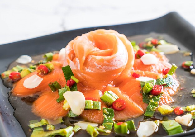 verse zalm rauwe pittige salade