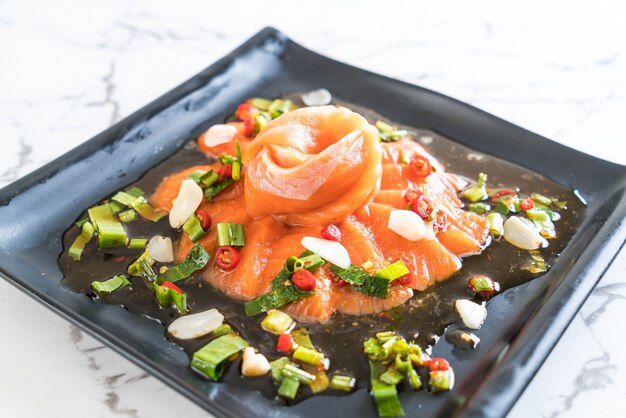 verse zalm rauwe pittige salade