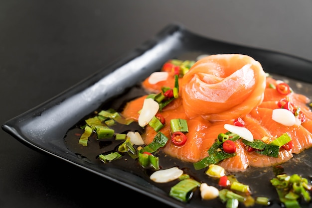 Verse zalm rauwe pittige salade