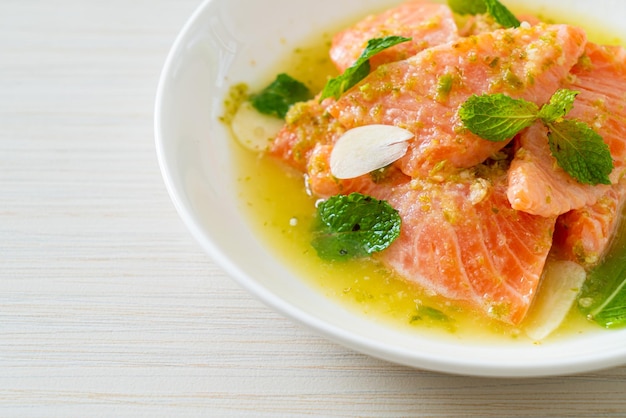 Verse zalm rauwe pittige zeevruchtensalade