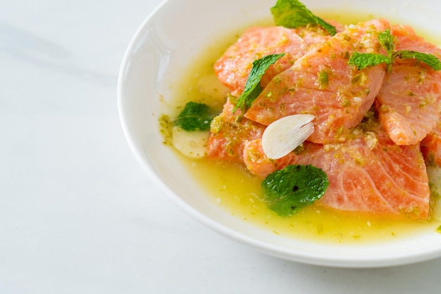 Verse zalm rauwe pittige zeevruchtensalade