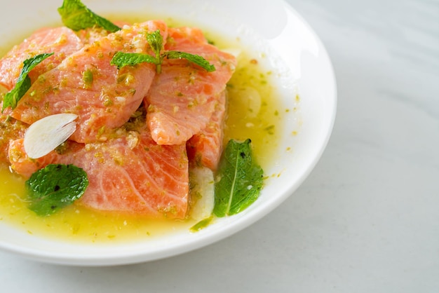 Verse zalm rauwe pittige zeevruchtensalade