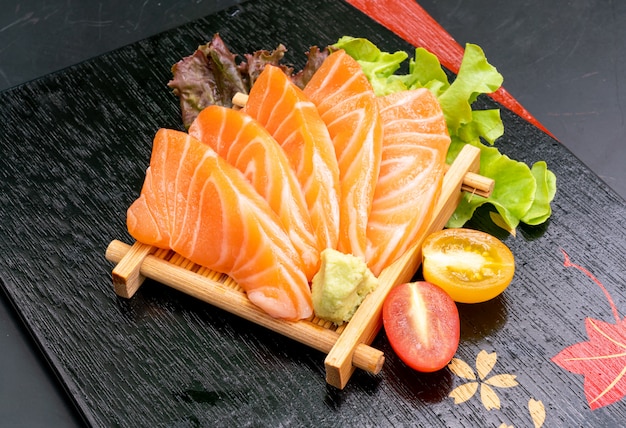 Verse zalm raw sashimi met sojasaus