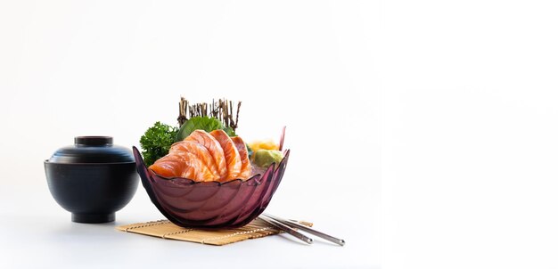 Foto verse zalm sashimi japanse gerechten op restauranttafel geïsoleerd op witte achtergrond