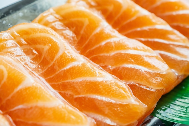 Verse zalm sashimi plak op bord klaar om te eten