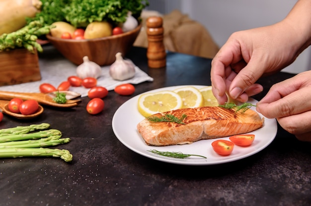 Verse zalm steak met salade. Online leren voor kookdieet en gezond eten