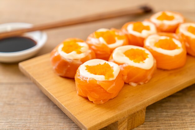 verse zalm sushi roll met mayonaise en garnalen ei