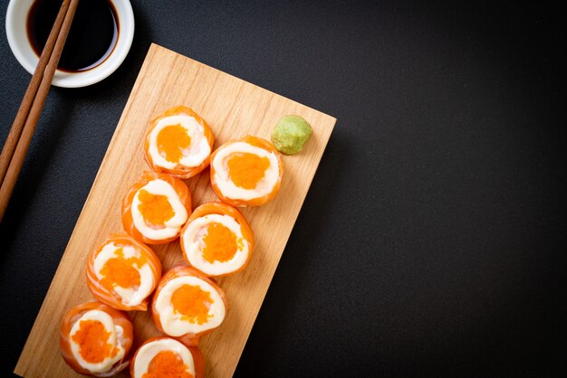 verse zalm sushi roll met mayonaise en garnalen ei