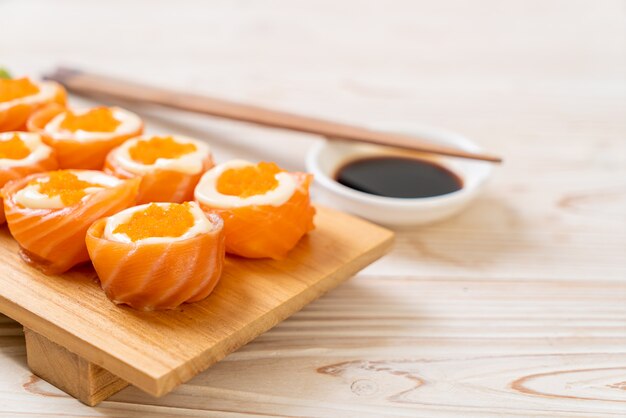 verse zalm sushi roll met mayonaise en garnalen ei