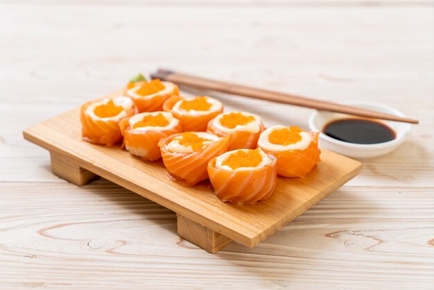 verse zalm sushi roll met mayonaise en garnalen ei