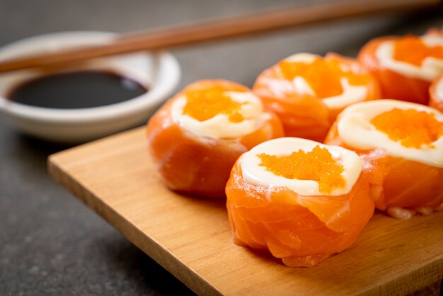 verse zalm sushi roll met mayonaise en garnalen ei