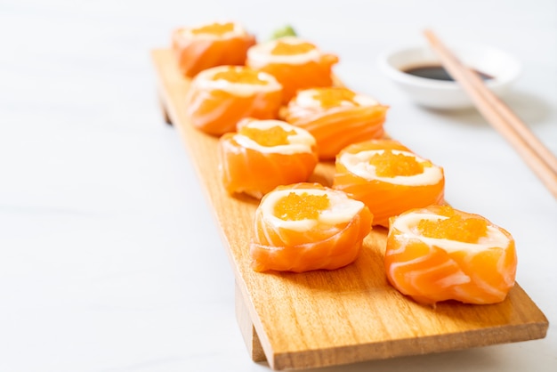 verse zalm sushi roll met mayonaise en garnalen ei