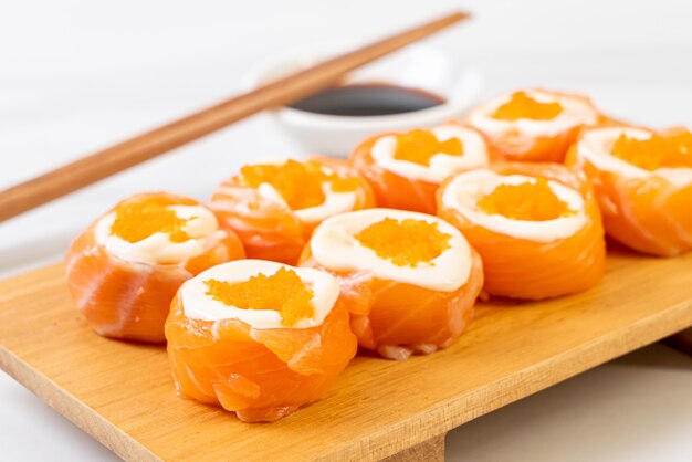 Verse zalm sushi roll met mayonaise en garnalen ei