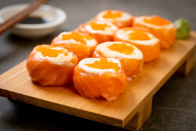 verse zalm sushi roll met mayonaise en garnalen ei