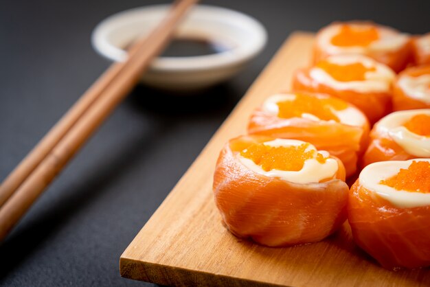 verse zalm sushi roll met mayonaise en garnalen ei