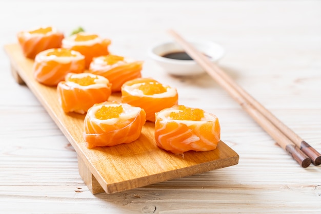 verse zalm sushi roll met mayonaise en garnalen ei