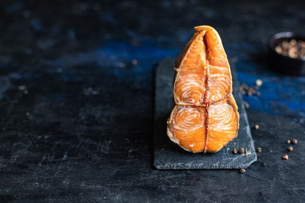 Verse zalm warm gerookte vis steak zeevruchten snack maaltijd pescetarian dieet