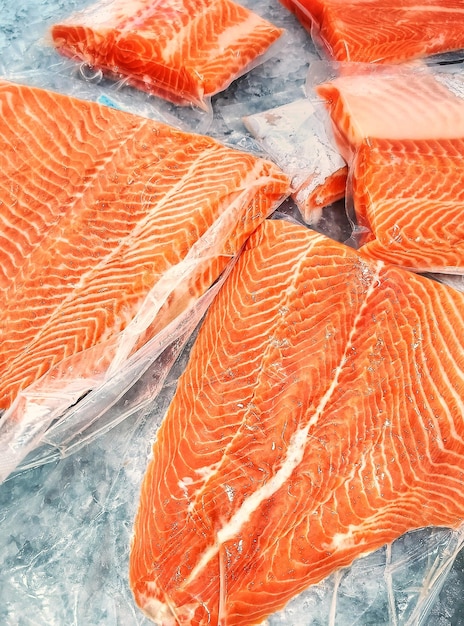 Verse zalmfilets in verpakkingen