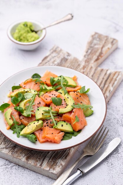 Verse zalmsalade met avocado voor keto en koolhydraatarm dieet Roestige achtergrond bovenaanzicht kopieerruimte