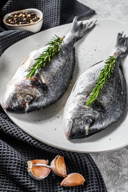 Verse zeebrasemvissen klaar om te koken