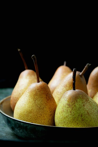 Verse zelfgekweekte peren in een ceramische plaat