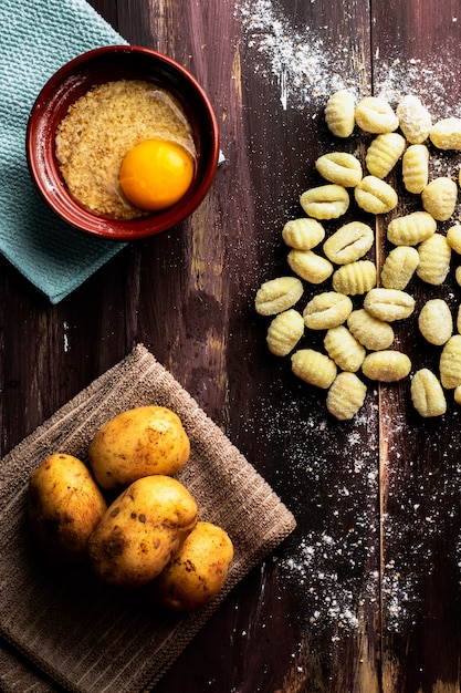 Verse zelfgemaakte aardappel gnocchi klaar koken. Italiaans eten. Vegetarisch veganistisch dieet