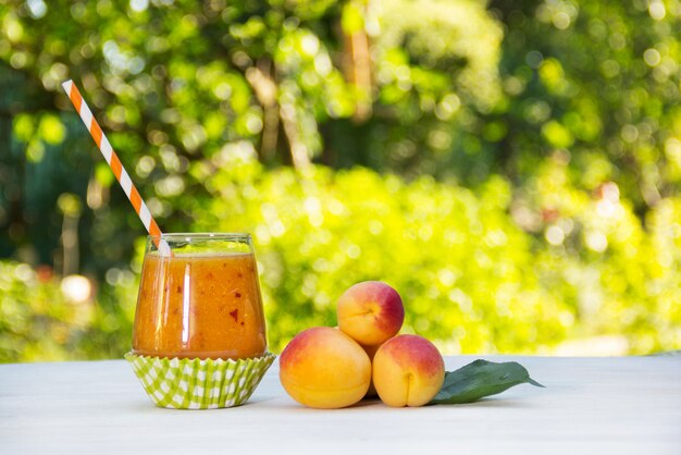 Verse zelfgemaakte abrikoos smoothies in de zomertuin